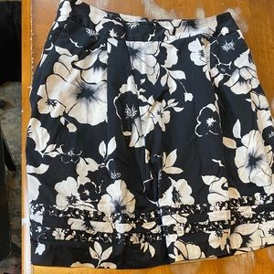 ❤️White House Black Market pleated skirt